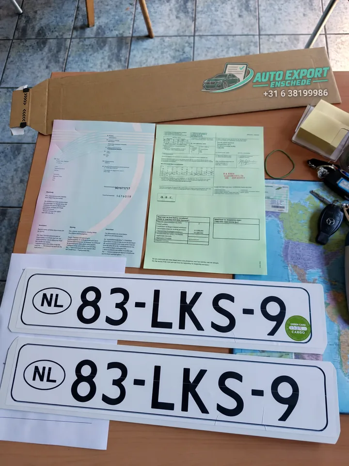 Compleet exportpakket van Auto Export Enschede: exportdocument, groene kaart en twee witte exportkentekenplaten